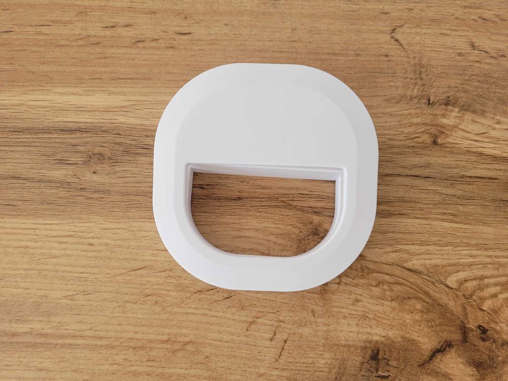 Ringlicht fürs Handy auf einer Tischplatte.