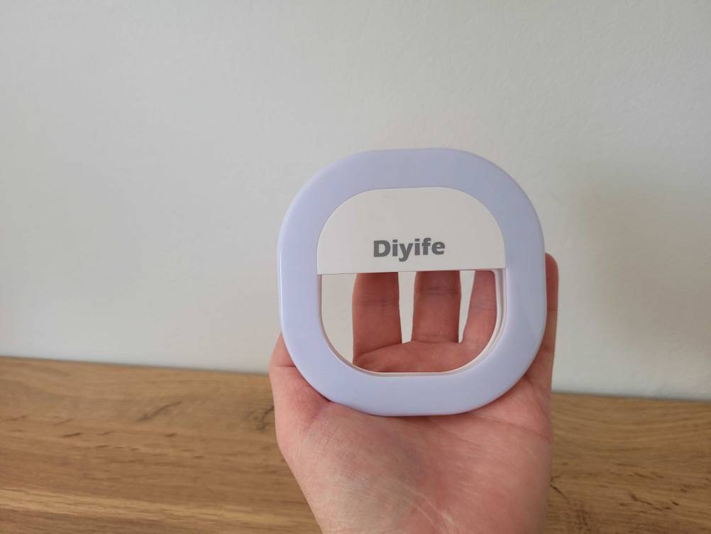 Ein Ringlichts fürs Handy auf einer Handfläche.