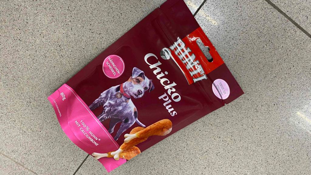 Rinti-Hundefutter-Chiko-Plus im Test liegt in einer 80-g-Verpackung auf dem Boden.
