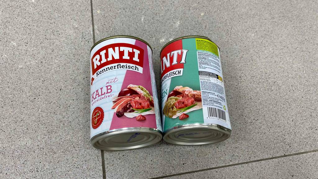 Rinti-Nassfutter im Test: Zwei 400-g-Dosen mit unterschiedlichem Futter liegen auf dem Boden.