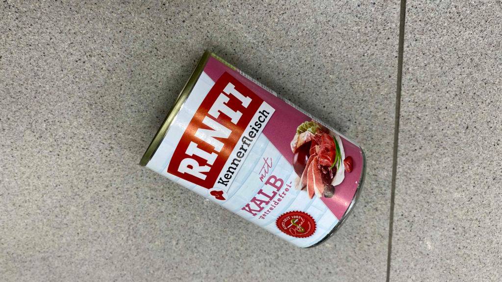 Rinti-Nassfutter-Test: Dose mit Kalbs-Kennerfleich liegt auf dem Boden.