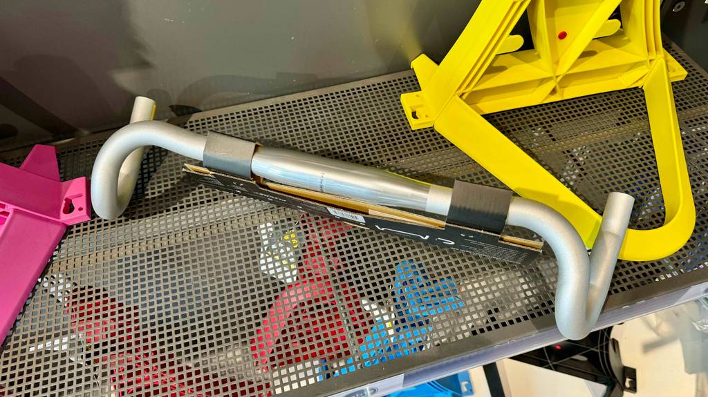 Im Test: ein Rennradlenker in Silber liegt auf einem Verkaufsregal.