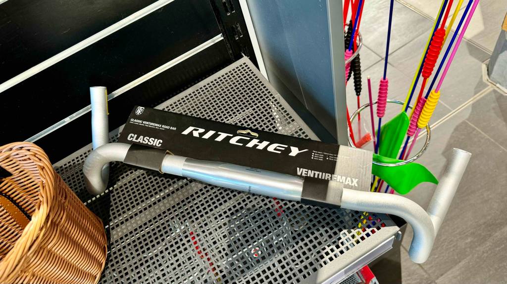 Getestet: Ein Rennradlenker in Silber der Marke Ritchey liegt auf einem Regal im Verkaufsbereich.
