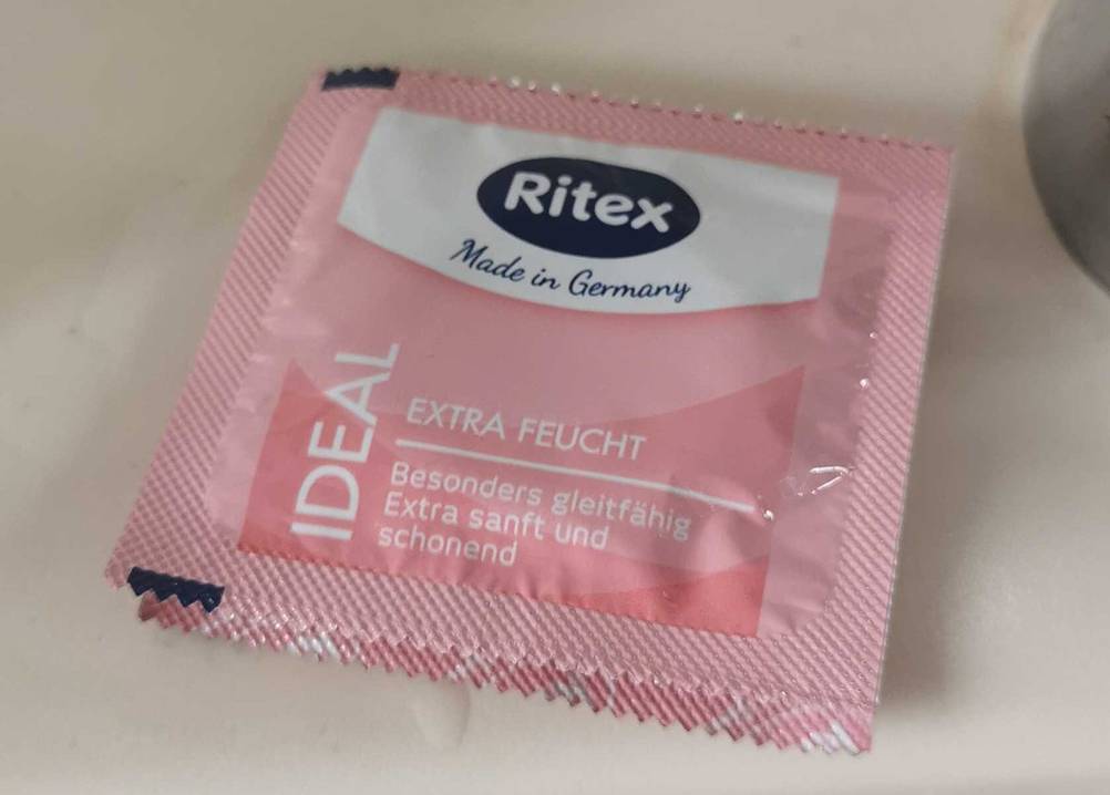 Getestet: Kondome in einer rosafarbenen Verpackung, besonders sanft und schonend, liegen auf einer weißen Fläche.