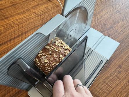 Brotschneidemaschine Test 2026 – Sauber & schnell schneiden
