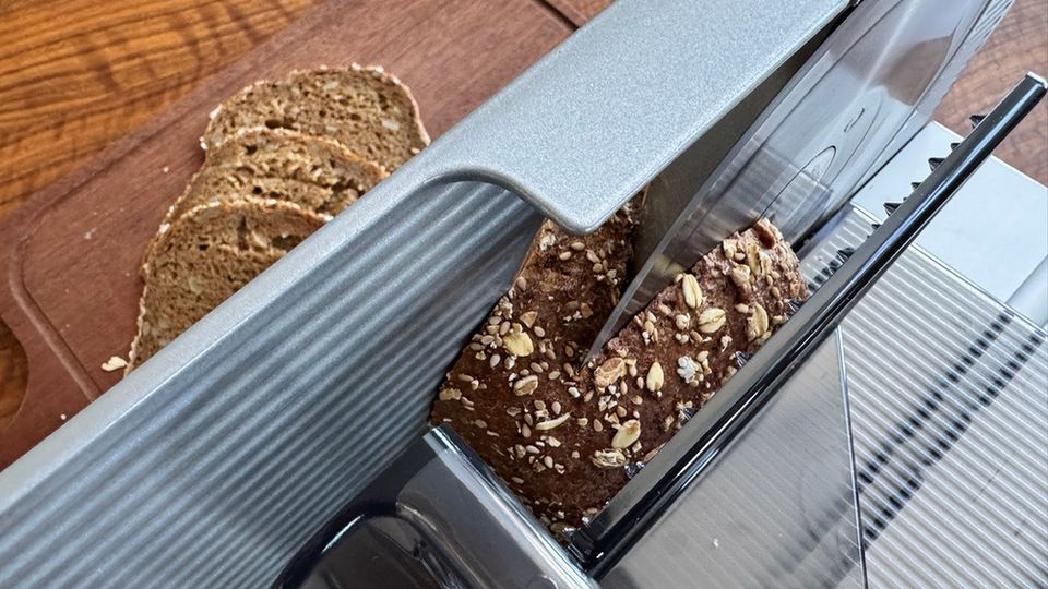 Vollkornbrot wird mit der Ritter E16 Duo Plus geschnitten
