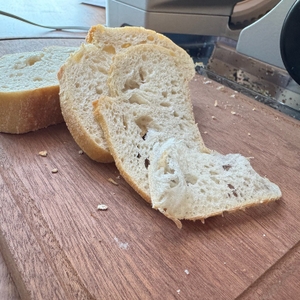 Mit unterschiedlicher Dicke geschnittenes Weißbrot liegt auf einem Teller