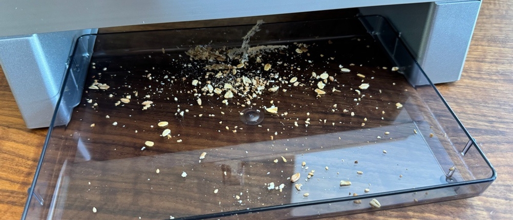 Krümel liegen im Auffangbehälter der Ritter E16 Duo Plus