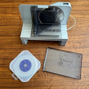 Der Lieferumfang der Ritter E16 Duo Plus liegt auf einem Tisch