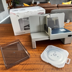 Karton, Zubehör und Ritter Serano 7 Duo Plus auf einem Tisch