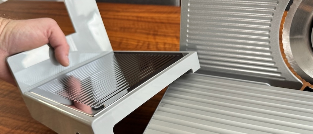 Eine Hand entfernt beim Ritter Serano 7 Duo Plus den Schieber