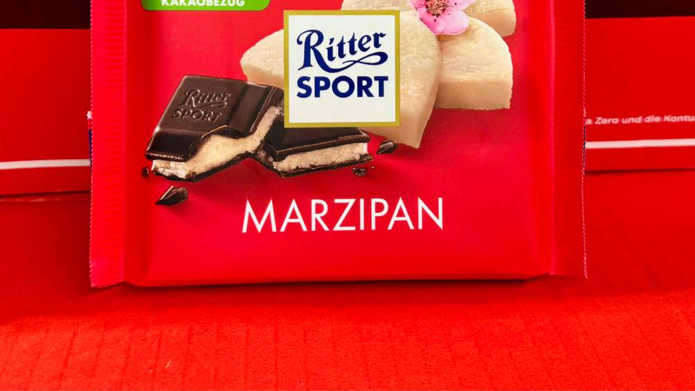 Ritter-Sport-Schokolade getestet: Nahaufnahme des Logos und der Artikelbezeichnung.