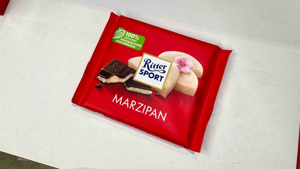 Auf einer hellen Fläche liegt eine Ritter-Sport-Schokolade im Test.