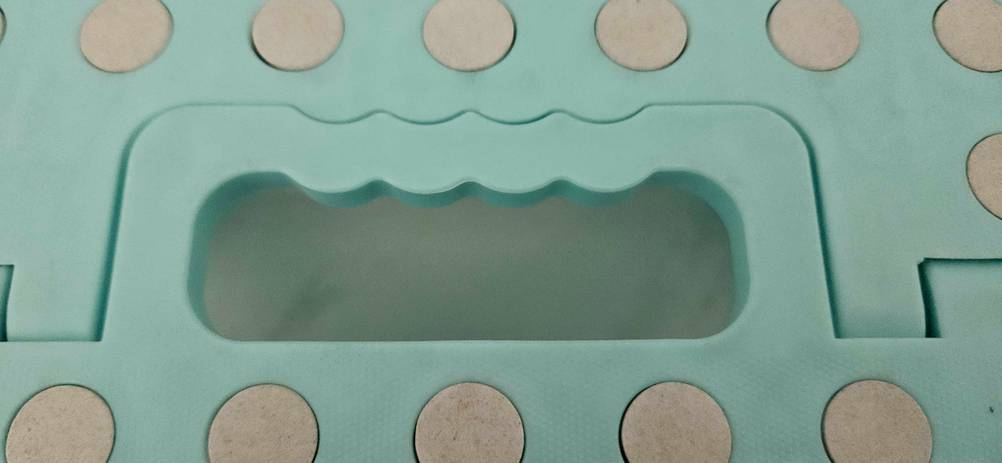 Kinder-Tritthocker-Test: Nahaufnahme des Handgriffes.
