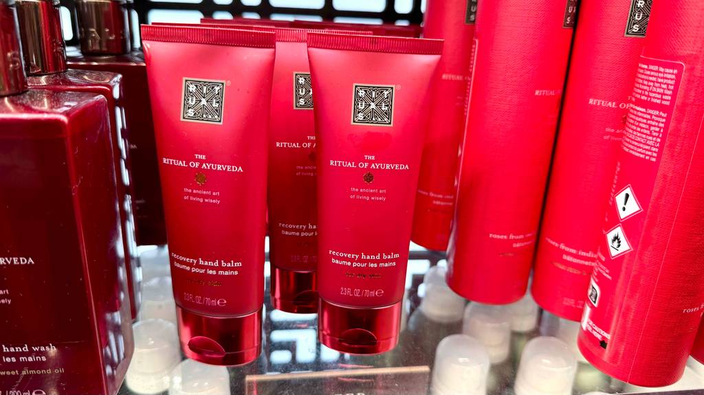 Rituals-Handcreme im Test: Mehrere Tuben stehen zwischen anderen Produkten.