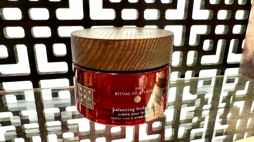 Rituals-Körpercreme-Test: Auf dem Glasflakon stehen Infos zum Inhalt.
