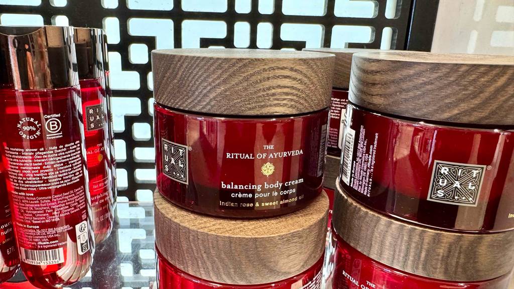 Rituals-Körpercreme im Test. Mehrere Flakons stehen gestapelt zwischen anderen Produkten.