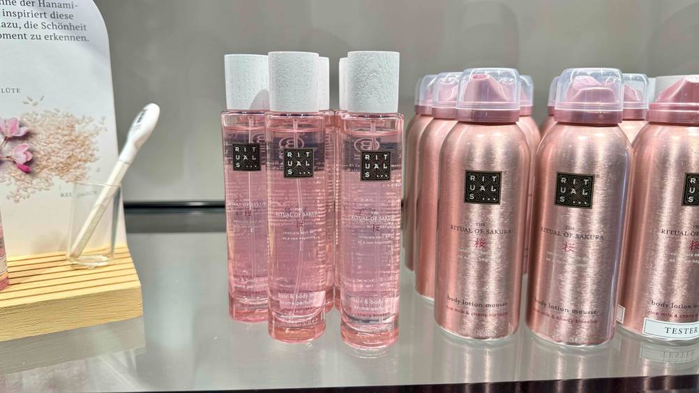 Neben anderen Produkten stehen mehrere der Rituals-Körpersprays im Test.