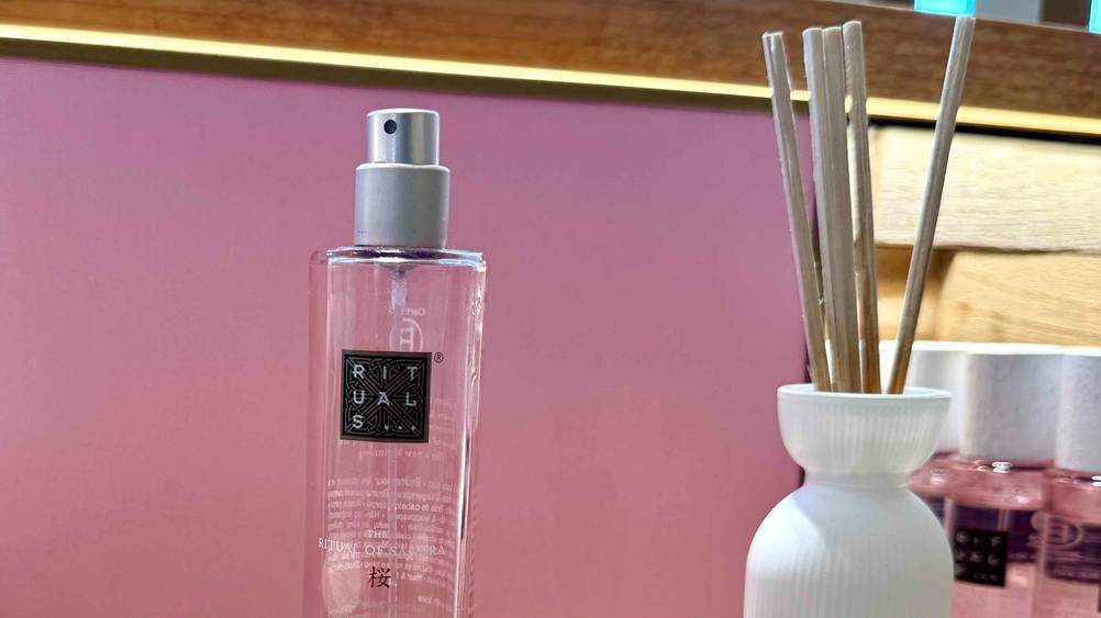 Rituals-Körperspray im Test: Nahaufnahme der Flasche mit Sprühkopf und Logo.