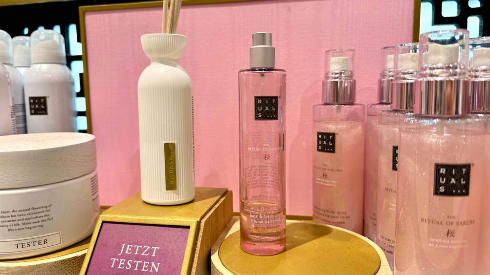 Getestet: Ein Rituals-Körperspray neben anderen Produkten auf einer Erhöhung.