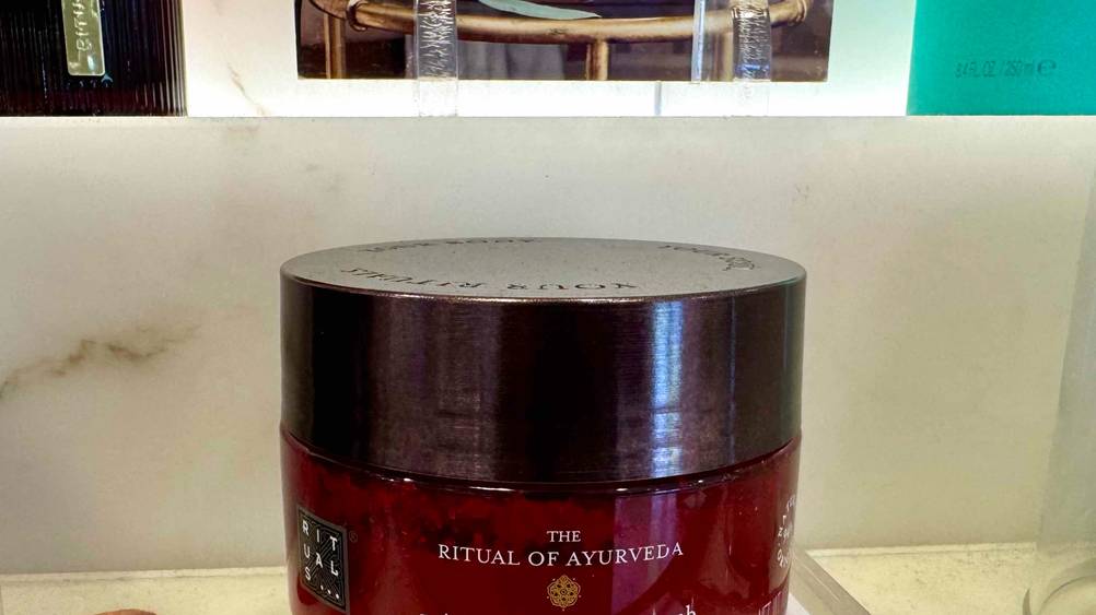 Rituals-Peeling im Test: Nahaufnahme des Deckels und des Logos.