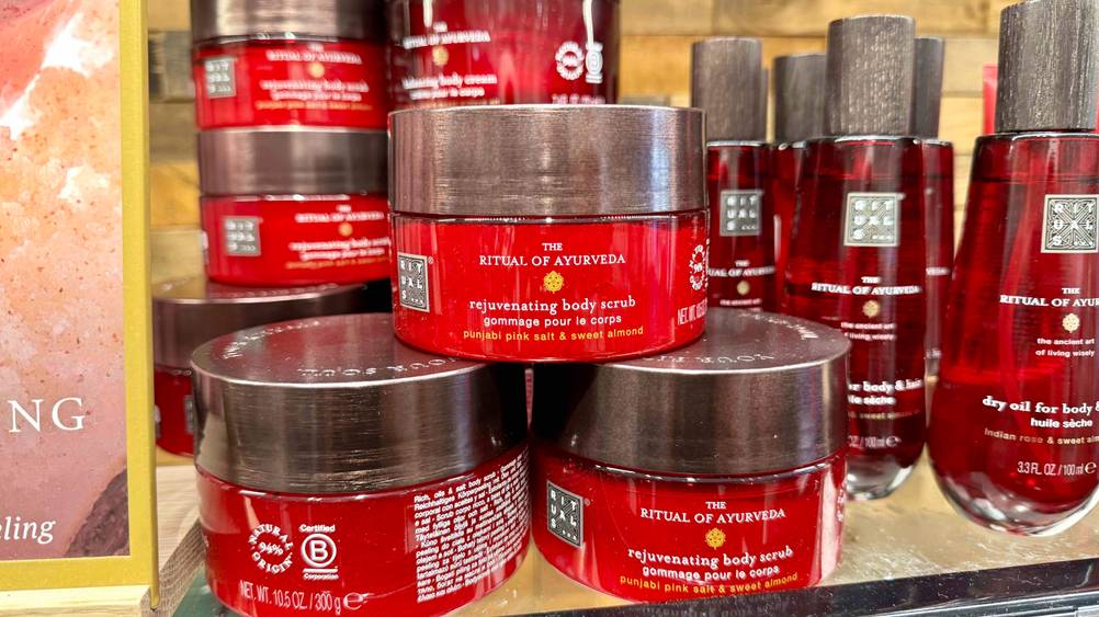 Auf anderen Dosen steht das getestete Rituals-Peeling neben anderen Produkten.