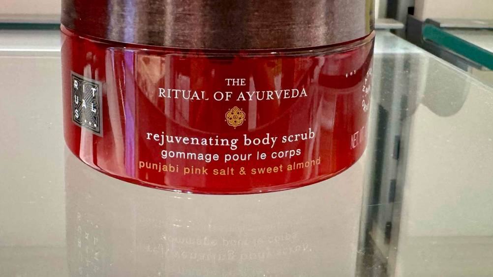 Rituals-Peeling getestet: Nahaufnahme des Labels auf der Verpackung mit Logo und Artikelbezeichnung.