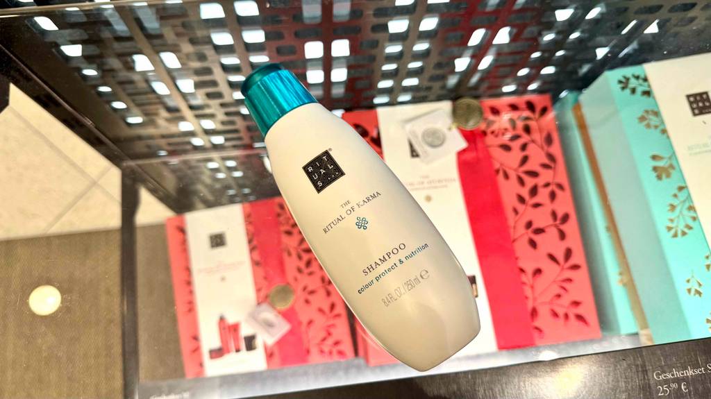 Blick von oben auf eine Flasche Rituals-Shampoo im Test, die auf einer Glasfläche liegt.