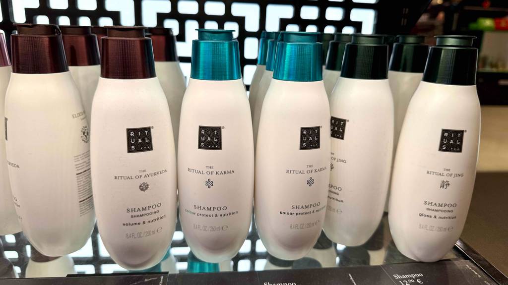 Rituals-Shampoo im Test: Mehrere Flaschen verschiedener Sorten stehen in einem Regal.