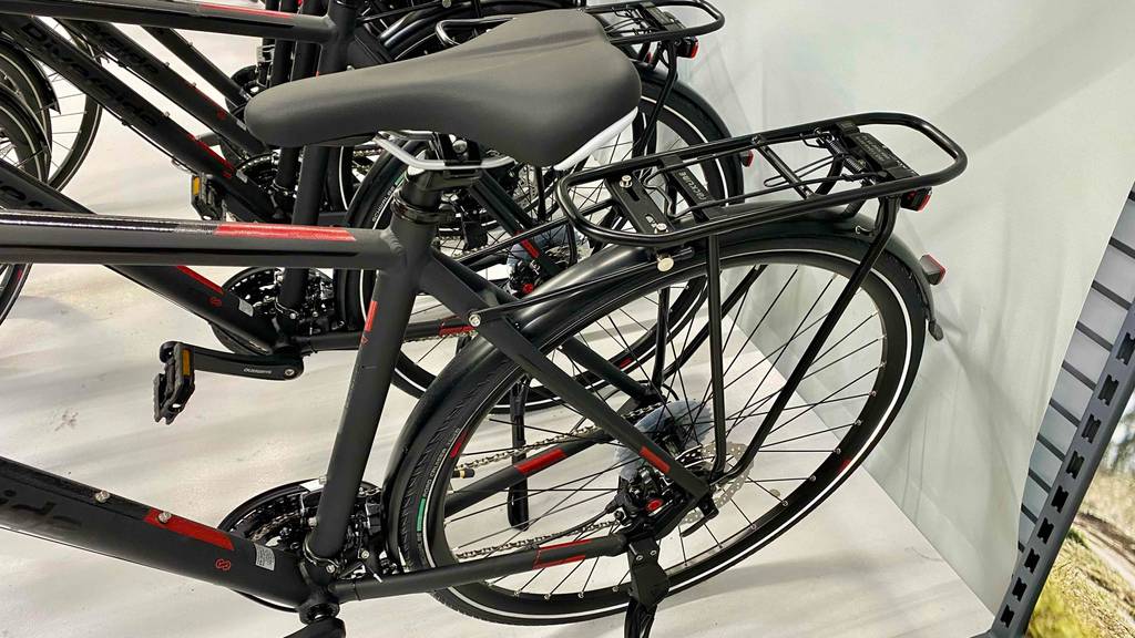Detailansicht des hinteren Teils mit Sattel, Gepäckträger und Reifen eines getesteten Gravel-Bikes.