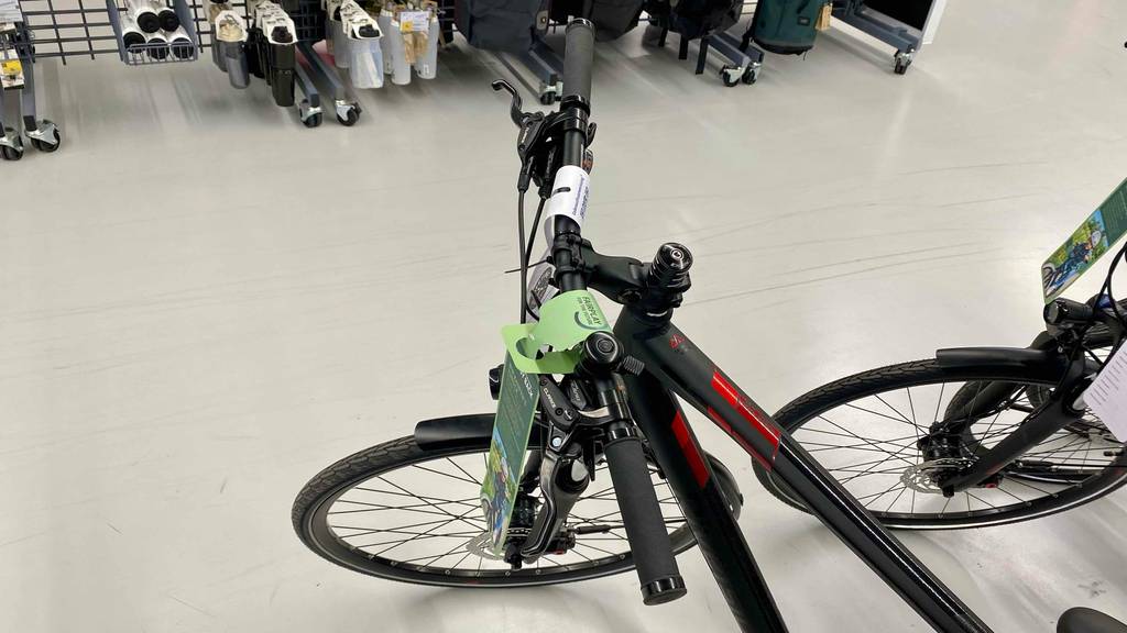 Gravel-Bike im Test: Lenker mit Bremsen und Schaltung in Detailansicht.