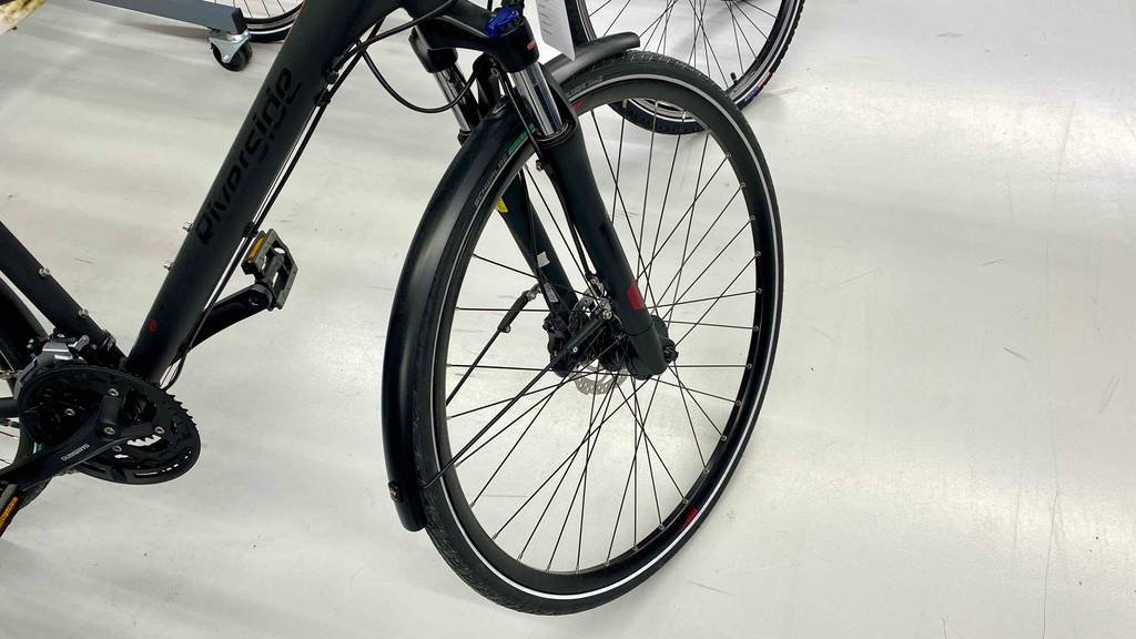 Nahansicht des Vorderreifens eines getesteten Gravel-Bikes.