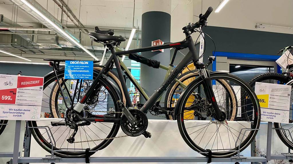 Seitenansicht eines Gravel-Bikes, das zum Testen in einem Verkaufsraum steht.