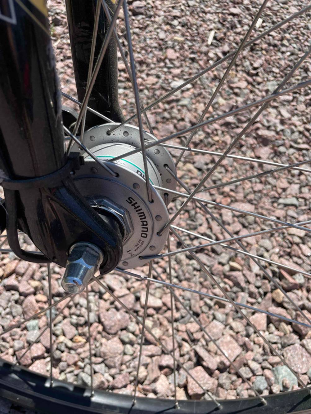 Damenfahrrad getestet: Nahaufnahme der Shimano-Narbe des Vorderreifens.
