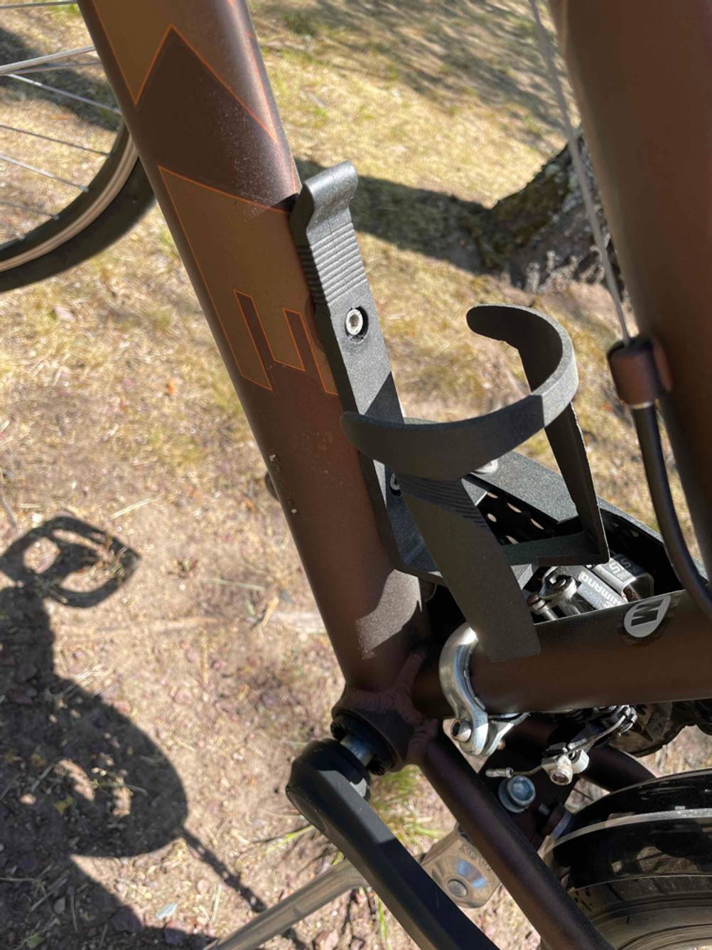 Nahaufnahme des Getränkehalters eines getesteten Damenfahrrades.