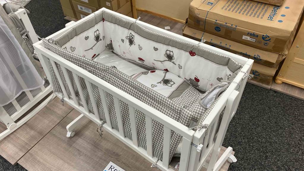 Getestetes Beistellbett steht auf dem Boden.