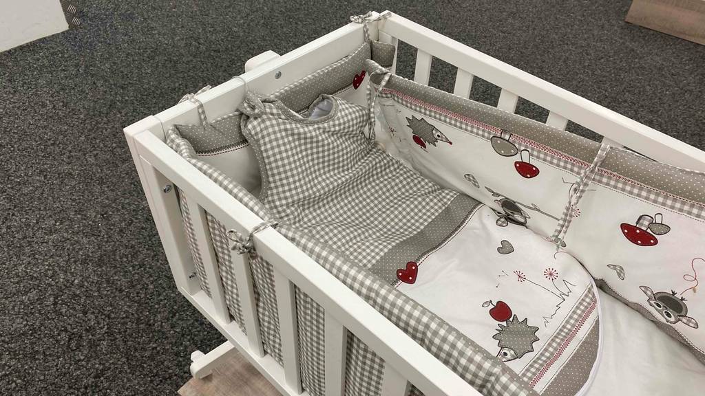 Beistellbett im Test: Bett hat eine weiße Farbe.
