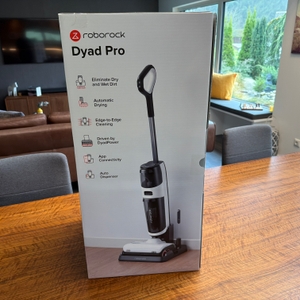 Der Karton vom Roborock Dyad Pro steht auf einem Tisch