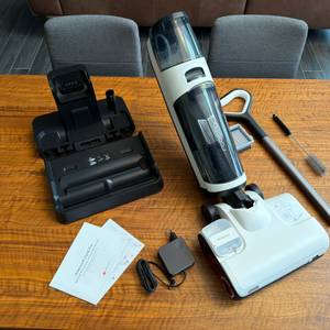 Der Lieferumfang vom Roborock Dyad Pro liegt auf einem Tisch