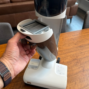 Eine Hand entfernt den Wasserbehälter vom Roborock Dyad Pro