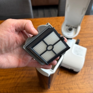 Eine Hand hält einen Filter aus dem Roborock Dyad Pro fest