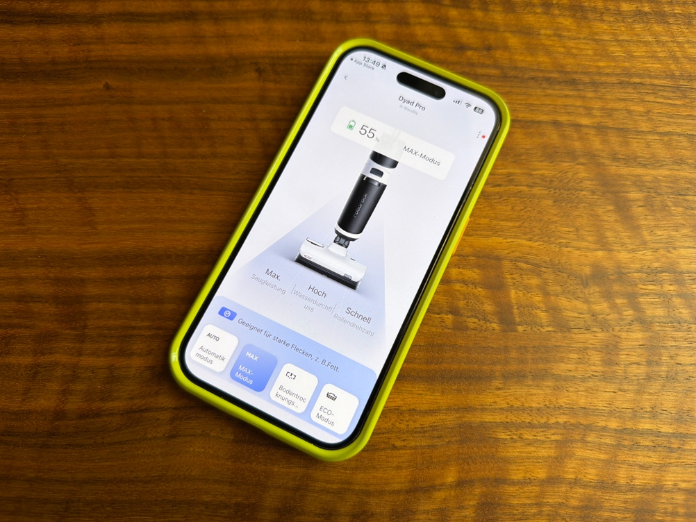 Ein Handy mit der App vom Roborock Dyad Pro liegt auf einem Tisch