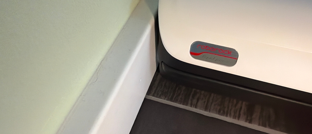 Der Roborock Dyad Pro beim Saugen an einer Kante