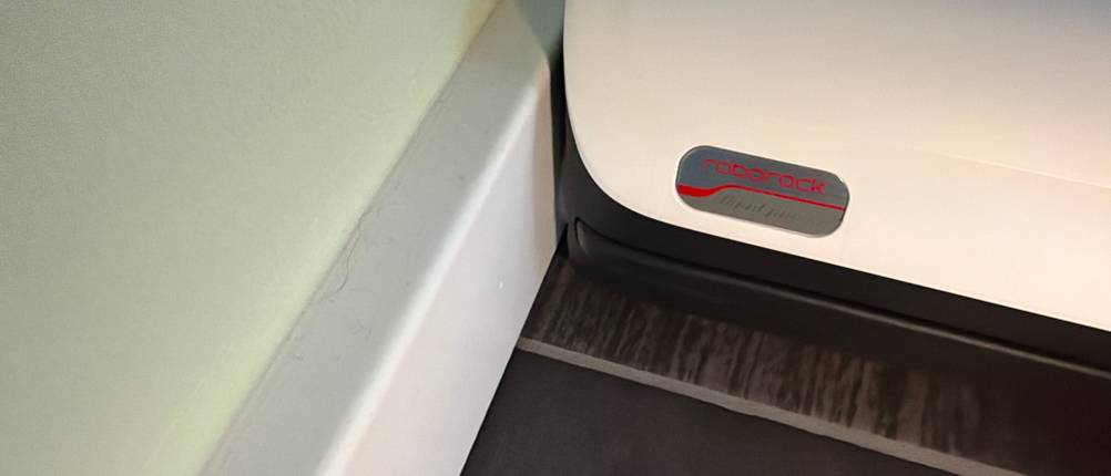 Der Roborock Dyad Pro beim Saugen an einer Kante