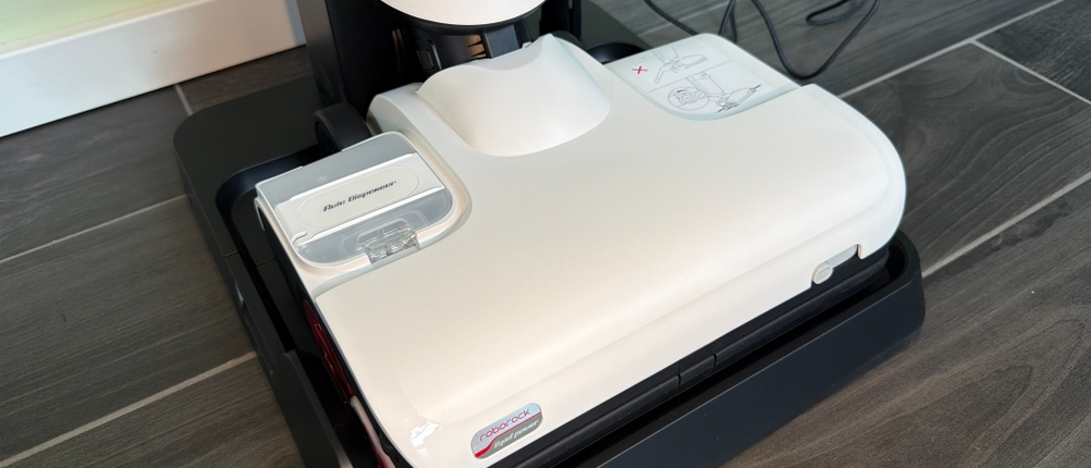 Der Roborock Dyad Pro steht in der Station