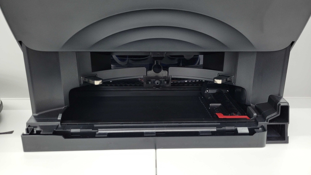 Saug-Wisch-Roboter getestet: Blick in das Innere eines Geräts.