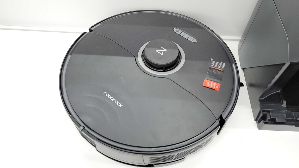 Saug-Wisch-Roboter im Test: Ein Gerät von Roborock von oben betrachtet.