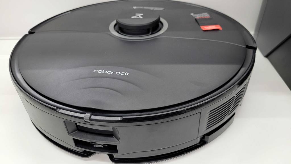 Der Markenname Roborock ist auf der Oberseite eines getesteten Saug-Wisch-Roboters aufgedruckt.