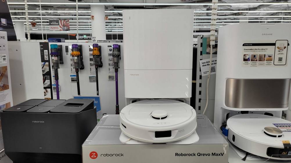 Roborock-Saugroboter-Test: Eine Station mit Gerät neben anderen Produkten in einer Verkaufsfläche.