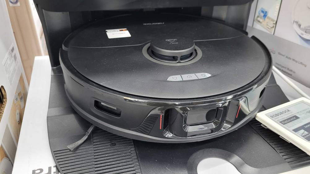 Roborock-Saugroboter getestet: Ein schwarzes Gerät von vorne.